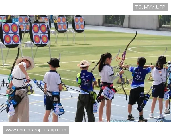 射箭选手发力过猛，箭险些穿透靶板